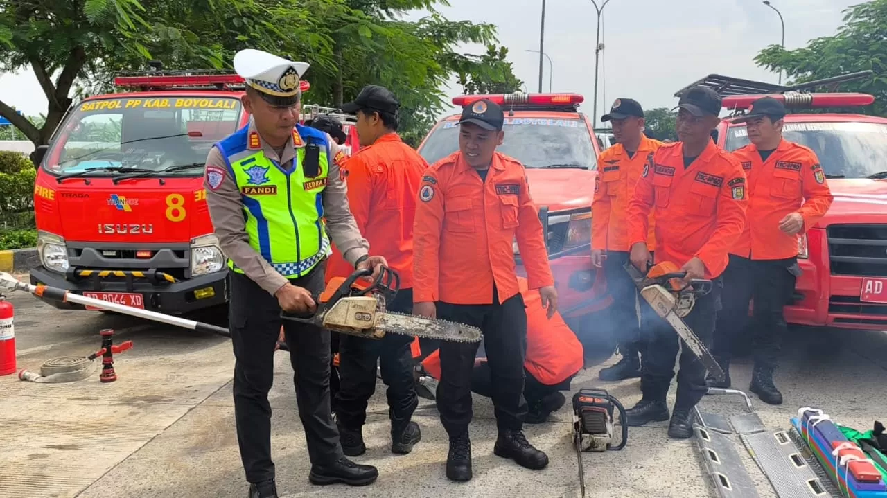 Kasatlantas Polres Boyolali, AKP Tri Affandi Mengecek Kelengkapan Berbagai Unsur yang Terlibat di dalam Pengamanan Libur Nataru (Mulyawan)
