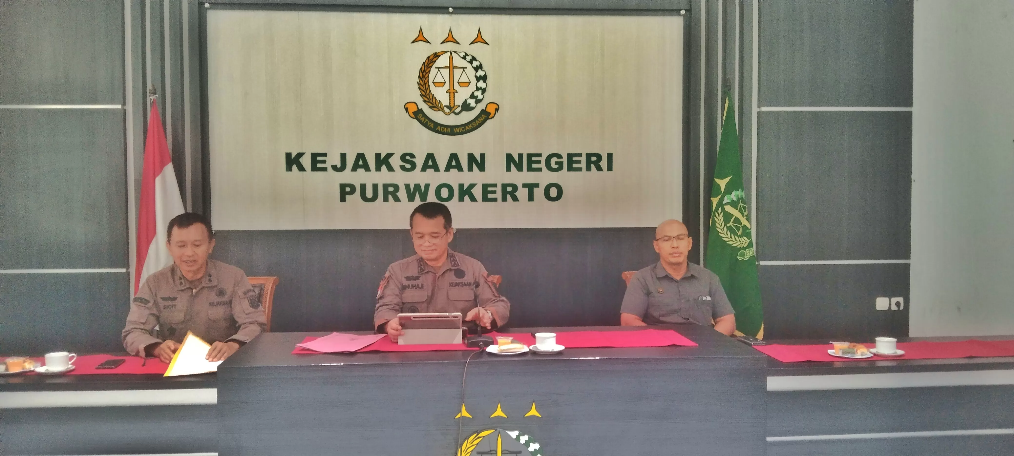 Kajari Purwokerto Gloria Sinuhaji didampingi Kasi Intelijen Frengky Silaban, dan Kasi Pidsus Sigit Kristiyanto.(Foto: Driyanto)