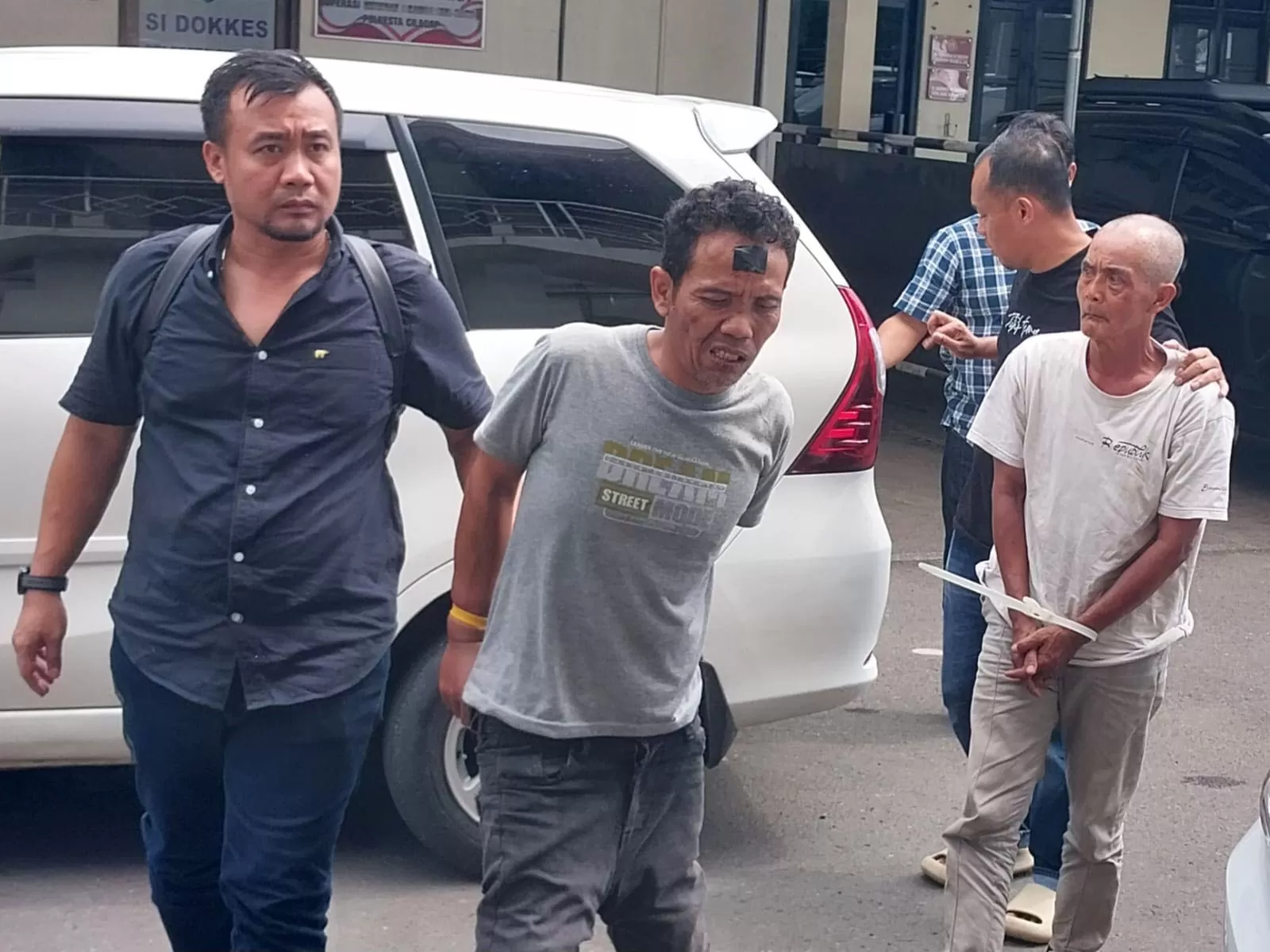 Photo: R Maksum Noor - Kendati statusnya masih saksi tetapi dua saksi itu digelandang ke Polres Cilacap dengan tangan diborgol