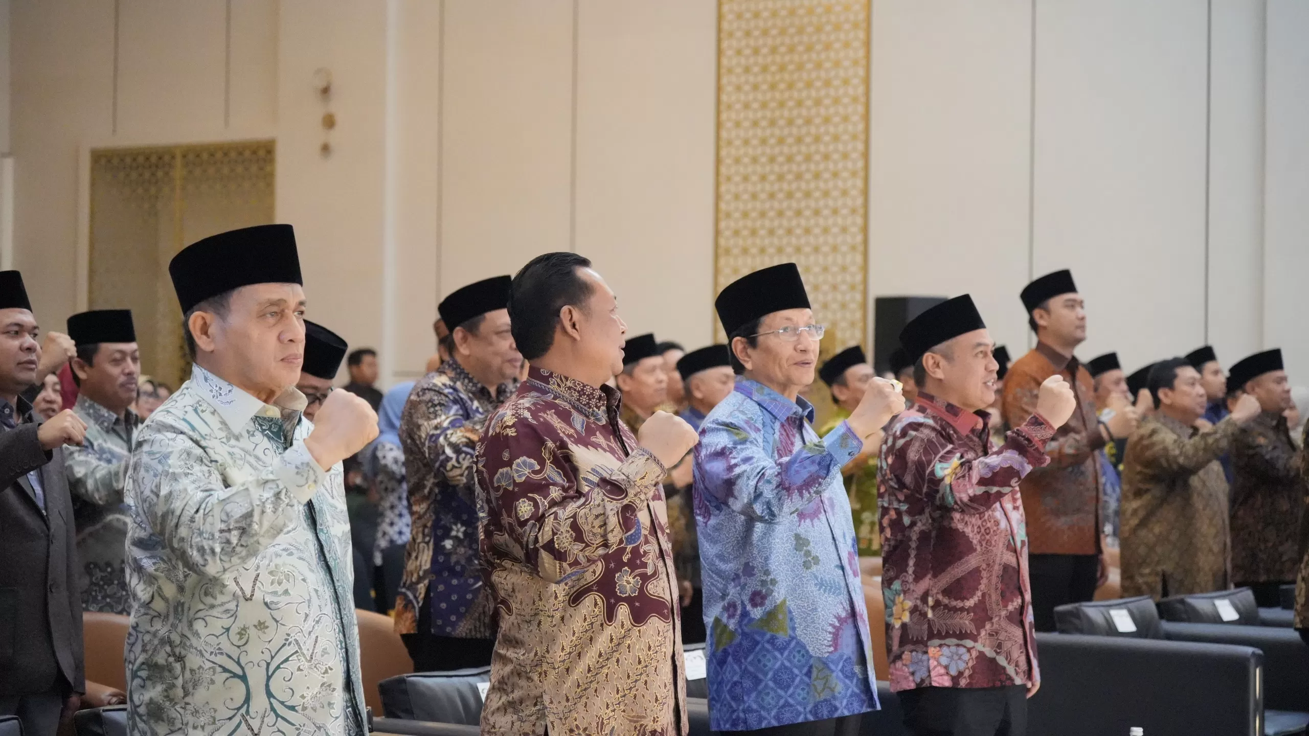 Menteri Agama Nasaruddin Umar dan Inspektur Jenderal Kemenag Khairunas saat menyampaikan yel dalam kegiatan Hakordia (Foto Dokumen)