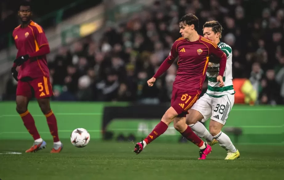 Pemain AS Roma dibayang-bayangi pemain Celtic (Foto: AS Roma)