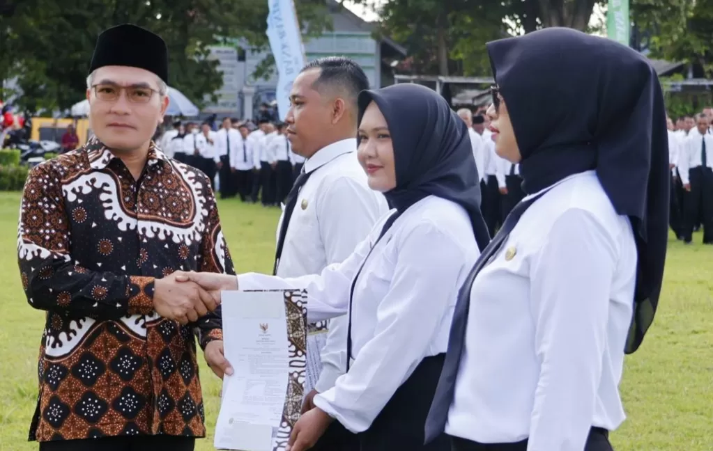 Penyerahan SK Pengangkatan Pegawai Pemerintah dengan Pernjanjian Kerja Paruh Waktu oleh Bupati Bantul (Judiman)