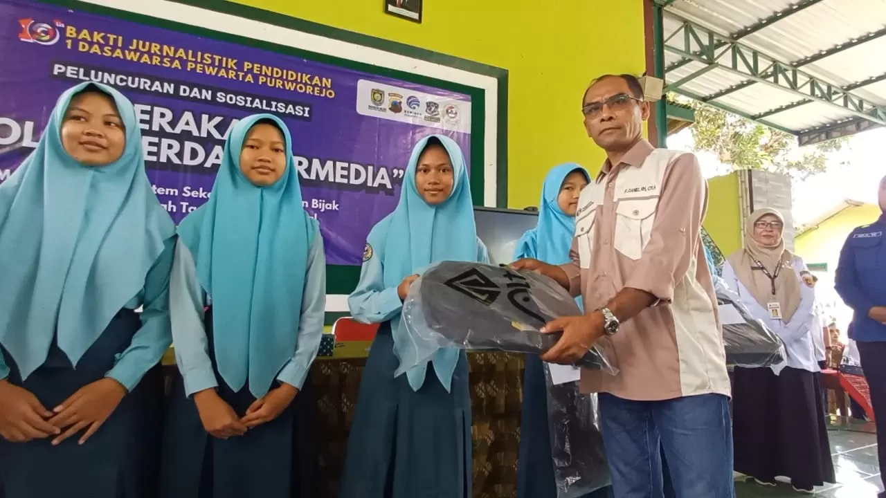 KR-Hendri Utomo  Keterangan:&nbsp;Peluncuran Gerakan Sekolah Cerdas bermedia dirangkai dengan kegiatan sosialisasi dan diskusi di SMPN 10 Purworejo.