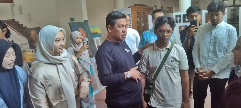 Rektor UMP Prof Jebul Suroso bersama mahasiswa asal Aceh dan Sumatera Utara yang daerah terdampak bencana.(Foto: Driyanto)
