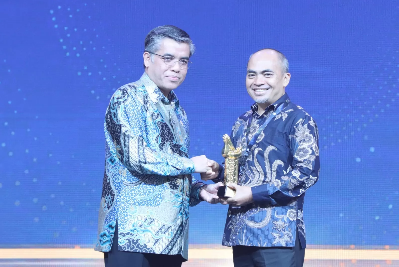 Rumah Mesin mendapat penghargaan Paramakarya 2025 dengan kategori UNGGUL diserahkan langsung oleh Prof Yassierli, Ph.D. dan  diterima Mansur Mashuri, ST, Direktur Utama CV Rumah Mesin. (Istimewa )