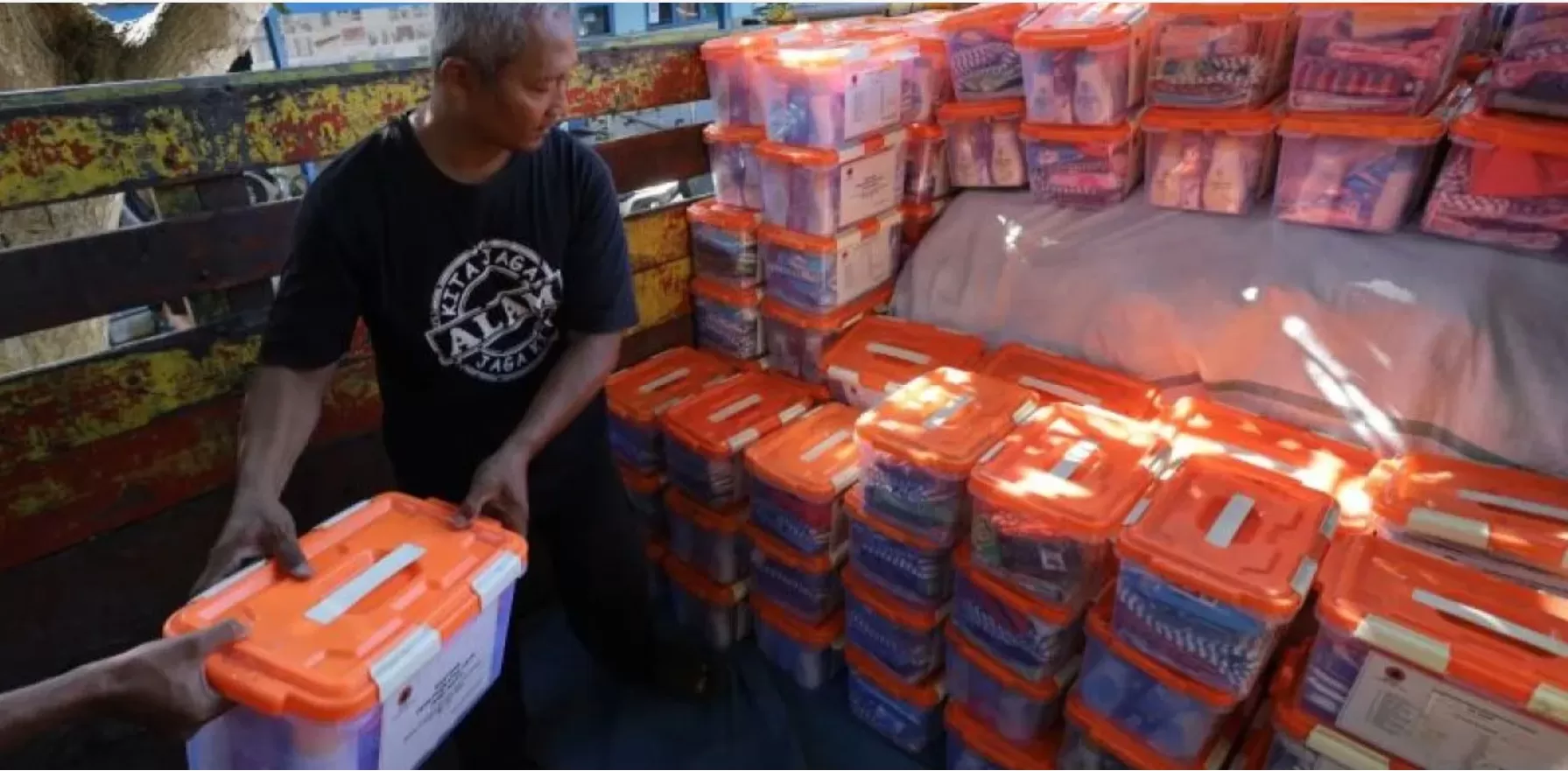   Dokumentasi petugas menata bantuan untuk korban bencana banjir bandang ke dalam bak truk di Kantor Dinas Sosial, Kediri, Jawa Timur, Rabu (10/12/2025). Pemerintah Kediri mengirimkan tujuh truk bantu (ANTARA FOTO/Prasetia Fauzani)