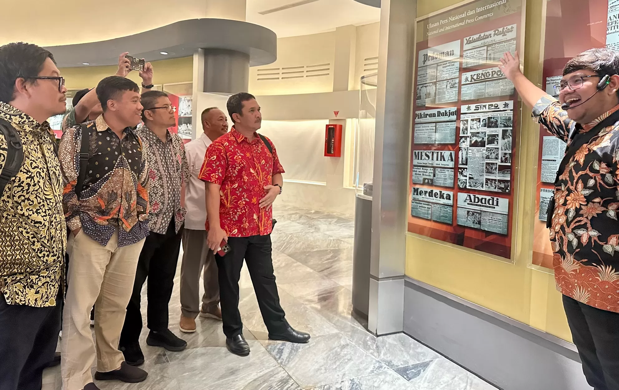 Komisi A saat menyaksikan penggalan sejarah KAA di Museum KAA Bandung (Harminanto)