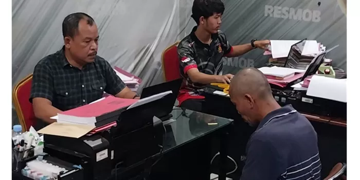 Tersangka Sa (tengah) saat diperiksa di Polresta Cilacap.