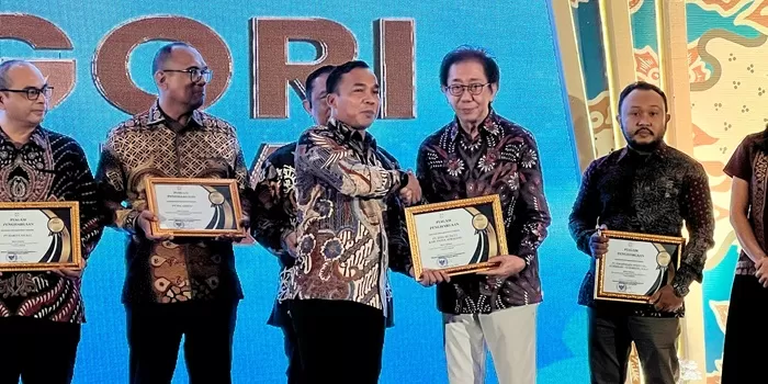 Direktur Sido Muncul, Irwan Hidayat saat menerima penghargaan.