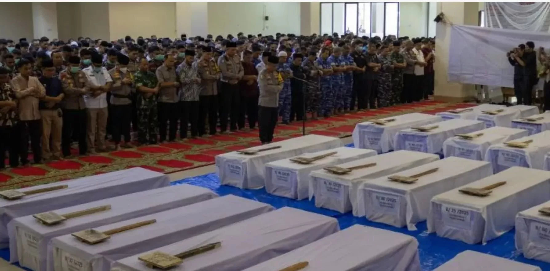    Kapolda Sumbar Irjen Polisi Gatot Tri Suryanta mengimami salat jenazah korban banjir bandang dan tanah longsor di Masjid Syekh Al Minangkabawi, Kota Padang, Sumatera Barat, Rabu (10/12/2025).  (ANTARA/Muhammad Zulfikar)