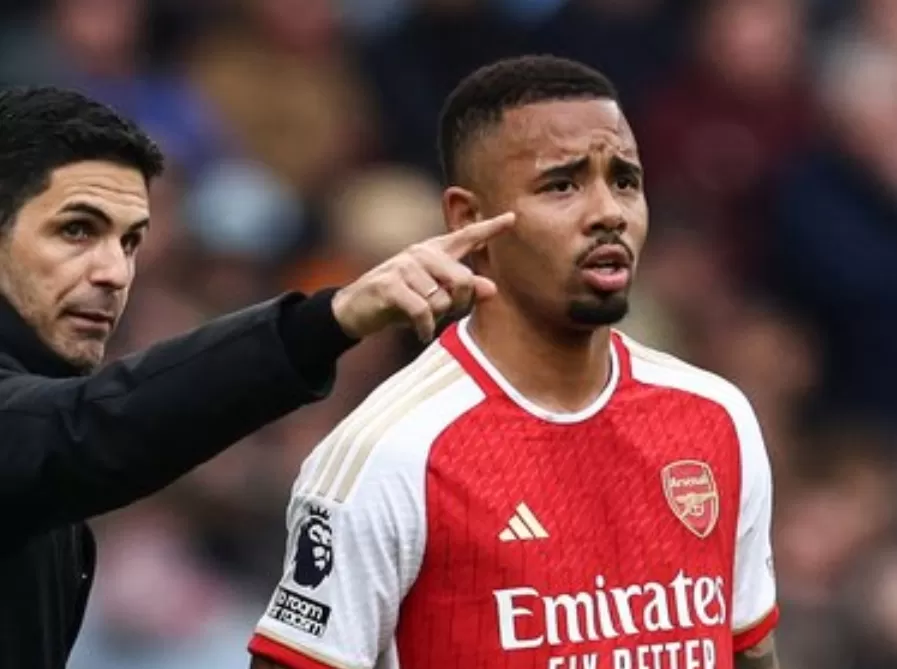 Arteta memberikan instruksi kepada Gabriel Jesus (Foto: Arsenal). 
