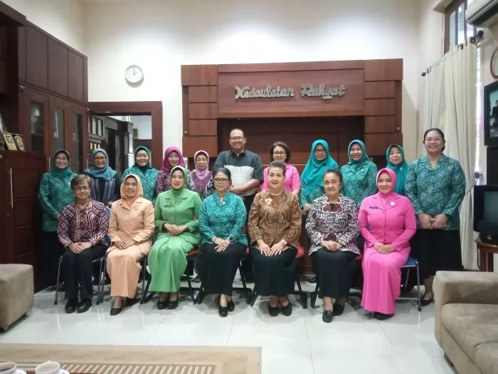 Audiensi Organisasi Wanita Bhayangkari, Dharma Pertiwi, BKOW, Dharma Wanita Persatuan, dan Tim Penggerak PKK ke Kantor Kedaulatan Rakyat    ( risbika putri )