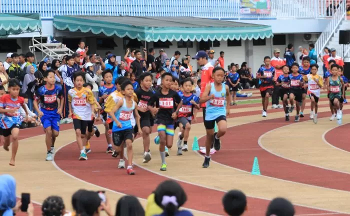 Peseeta lari 800 meter SD KO (Effy)