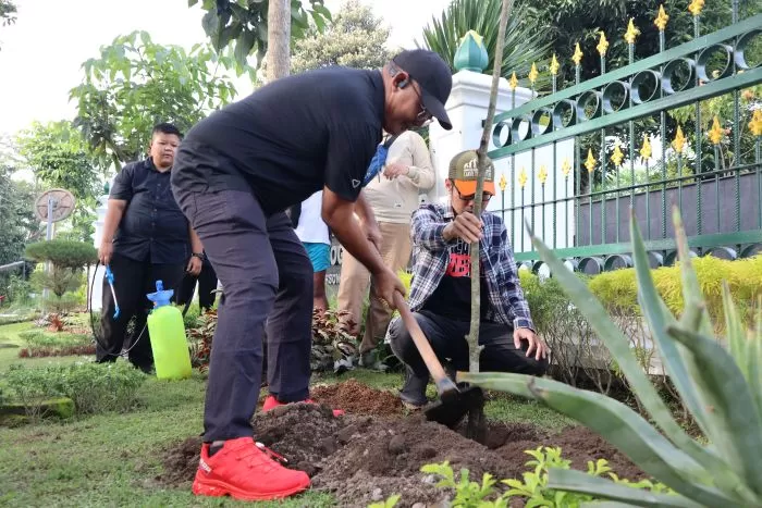 Ketua DPRD Kota Yogya menanam bibit Pohon Pronojiwo di kawasan Plunyon Kalikuning lereng Merapi. (Ardhi Wahdan)