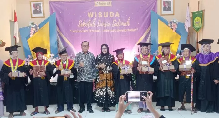 Kepala Dinas Sosial  Kabupaten Bantul, Sukrisna Dwi Susanta MSi (empat dari kiri) bersama siswa lansia dalam  prosesi wisuda (Sukro Riyadi)