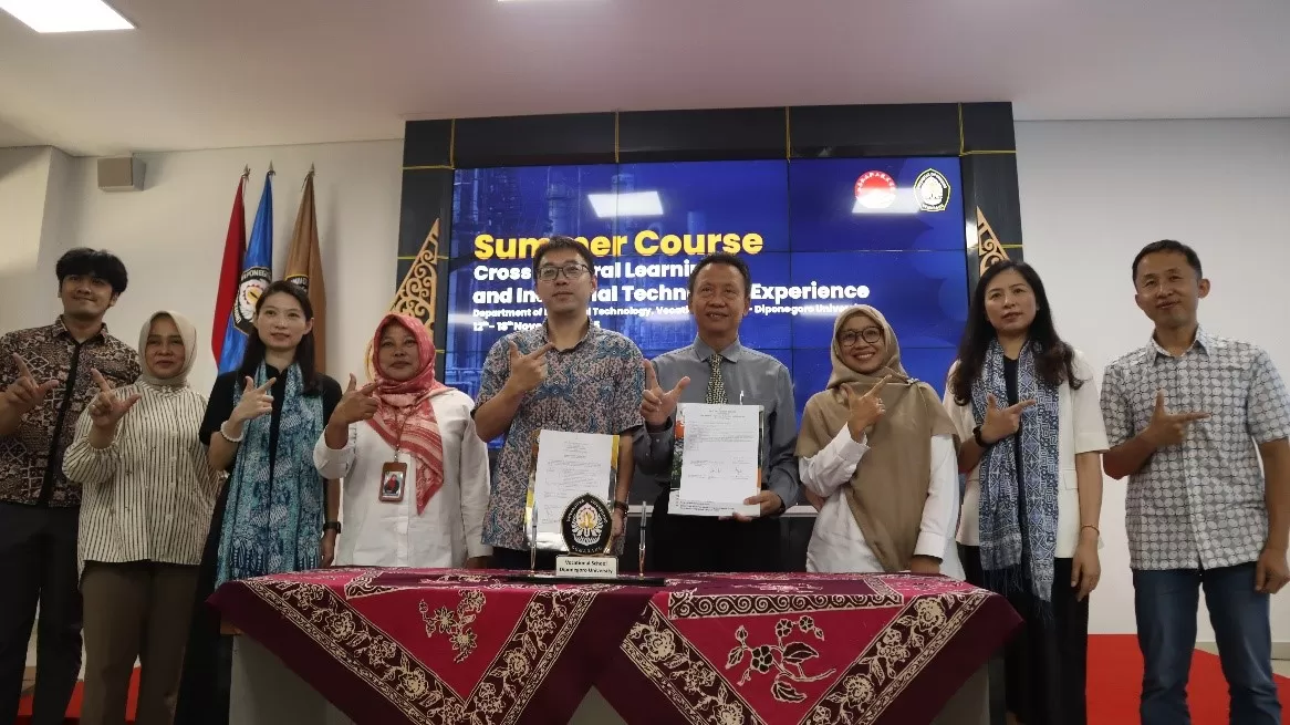 Kedua pihak menunjukkan naskah MoU saat summer school (summer course)