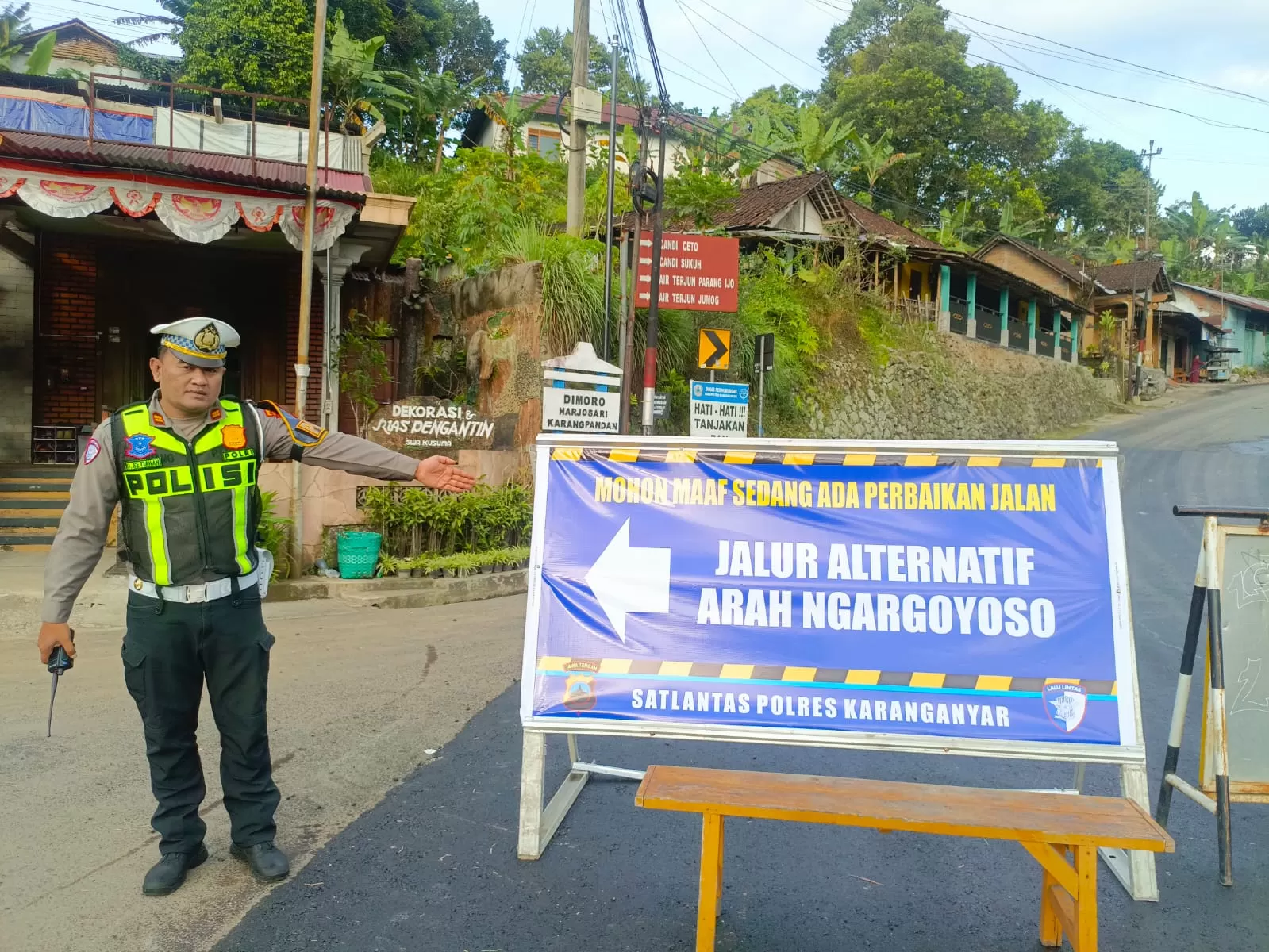 Pemasangan rambu (foto: Abdul Alim) 