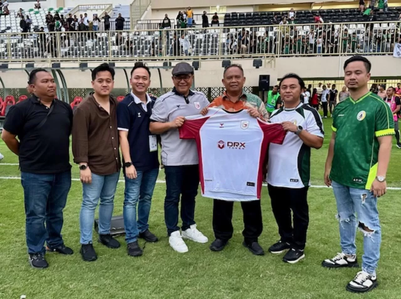  Pembina Garudayaksa FC berikan jersey untuk bupati Sleman usai laga ujicoba di Maguwoharjo   ((Harminanto))