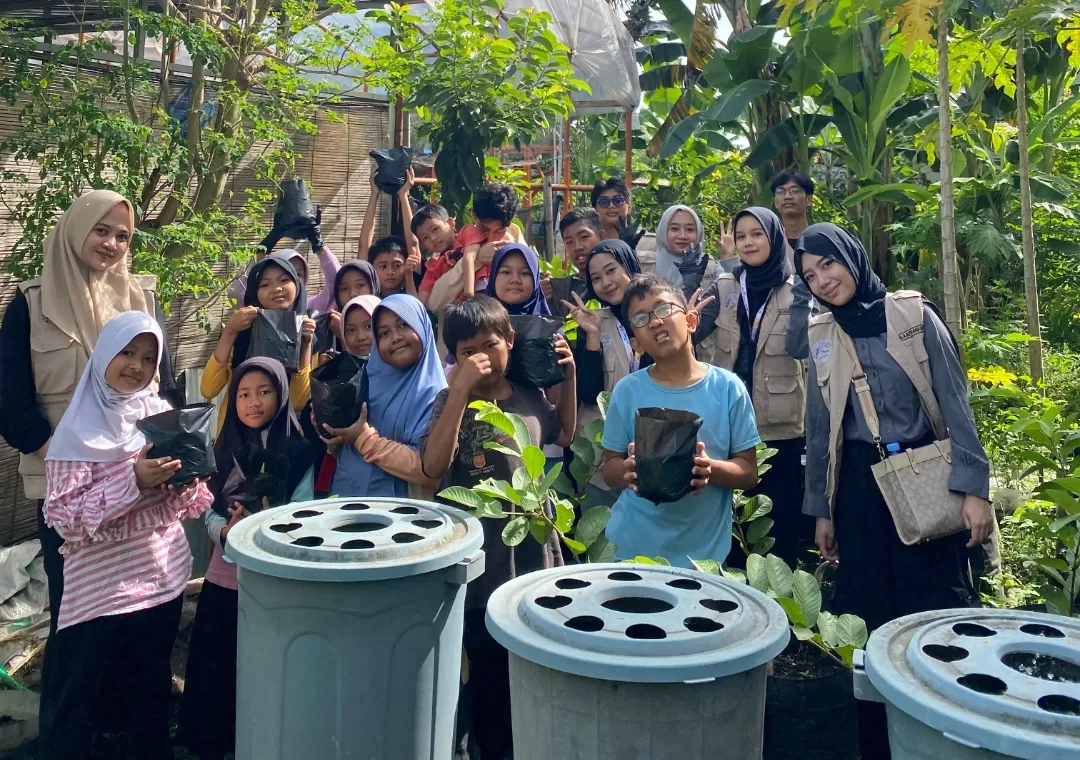 Foto: Mahasiswa KKN UAD bersama anak-anak dalam kegiatan edukasi pertanian. (Istimewa)