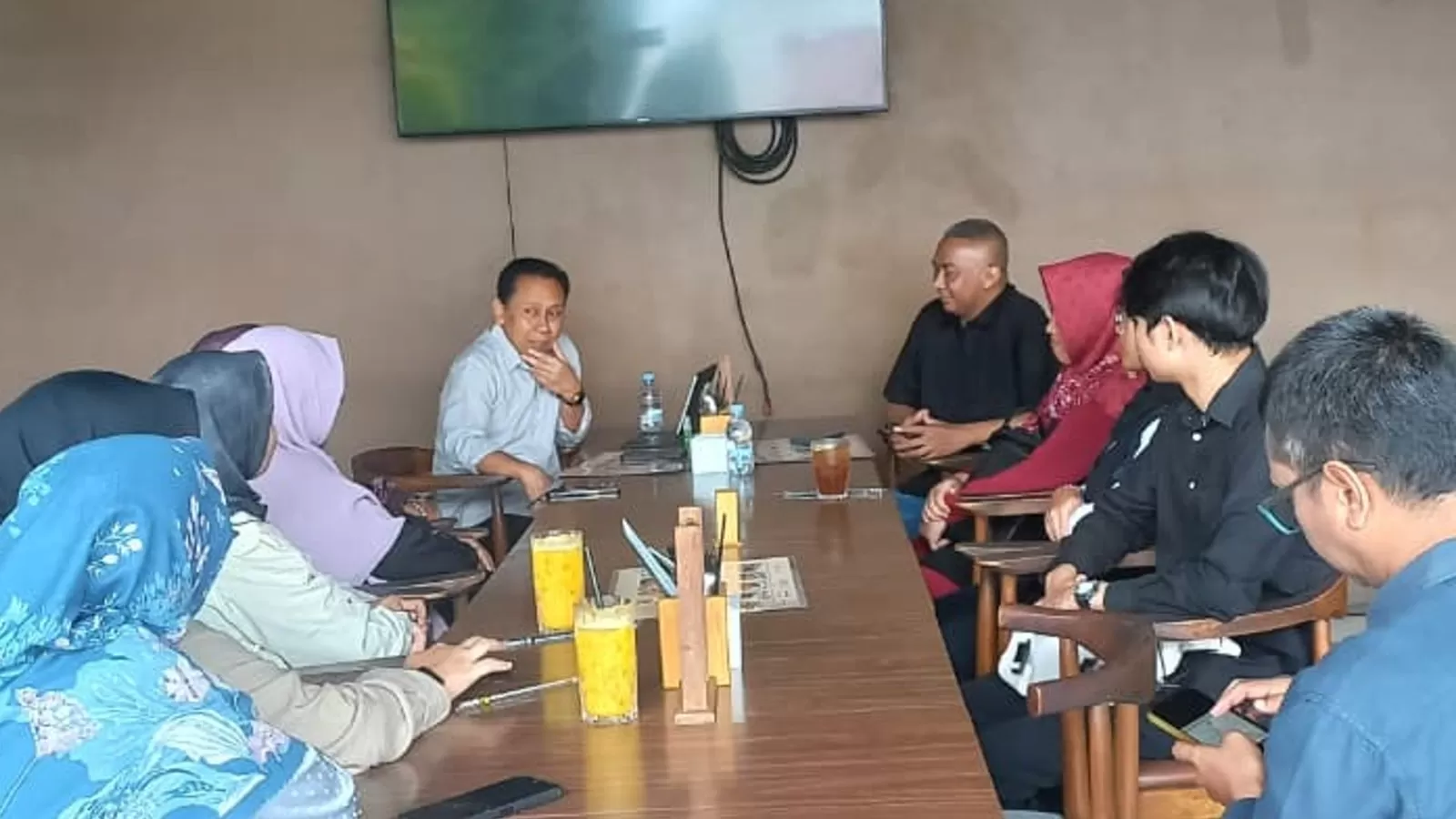 Suasana diskusi yang berlangsung &lsquo;sersan&rsquo;, serius namun santai Prof Hari bergambar bersama sebagian  perserta evaluasi dan diskusi  (Istimewa )