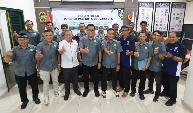 Pengurus Pengkot PASI Yogyakarta Masa Bakti&nbsp;2025-2029&nbsp;bersama Wakil Walikota usai pelantikan. (Foto: Effy Widjono Putro).