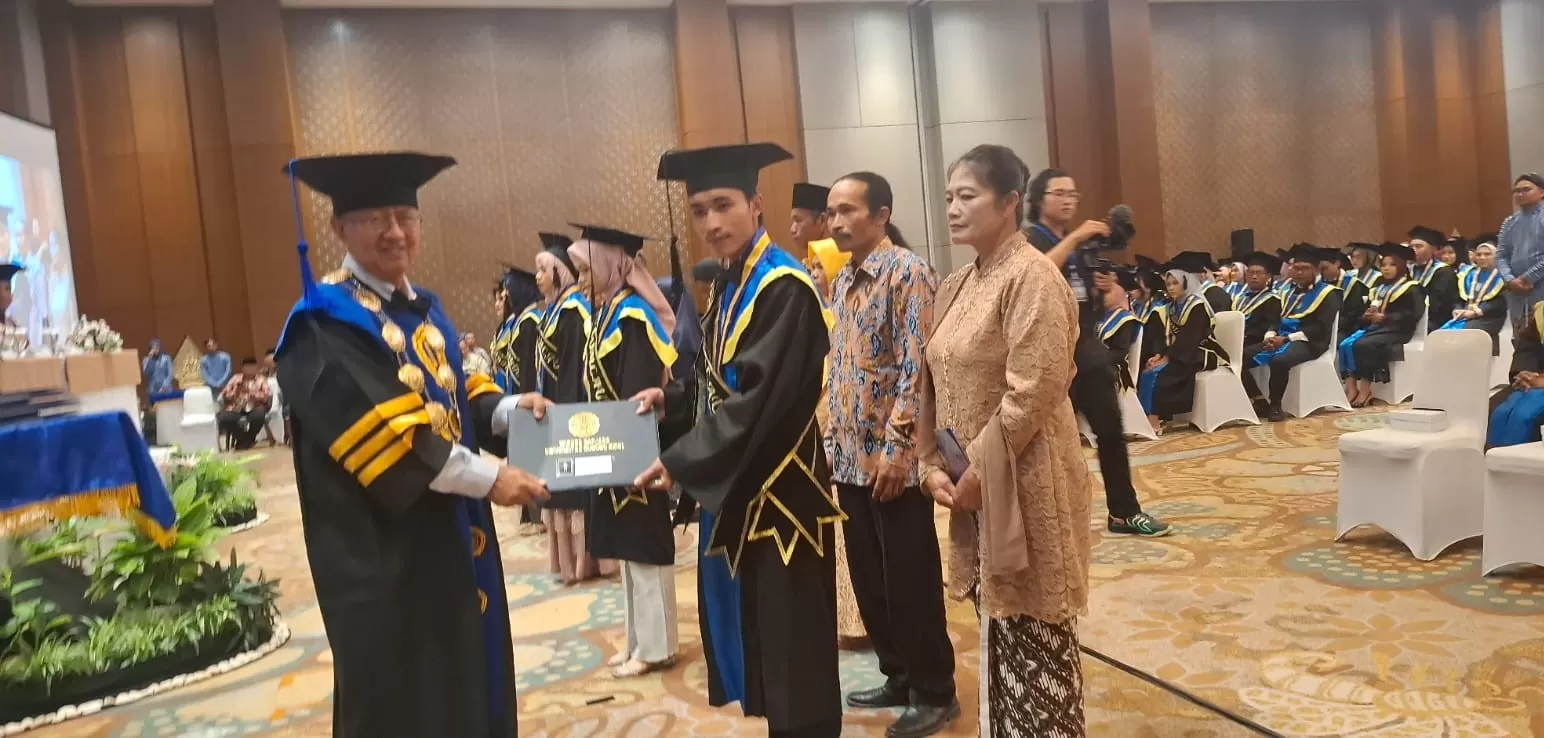  Rektor UGK mewisuda lima mahasiswa terbaik.&nbsp;KRJogja.com-Dedy EW