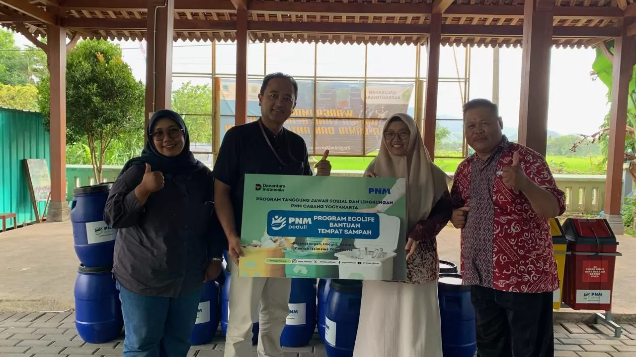 KR-Istimewa Agus Triyanto menyerahkan bantuan ton sampah dalam Program Ecolife di Kalurahan Karangtengah, Imogiri, Kabupaten Bantul.