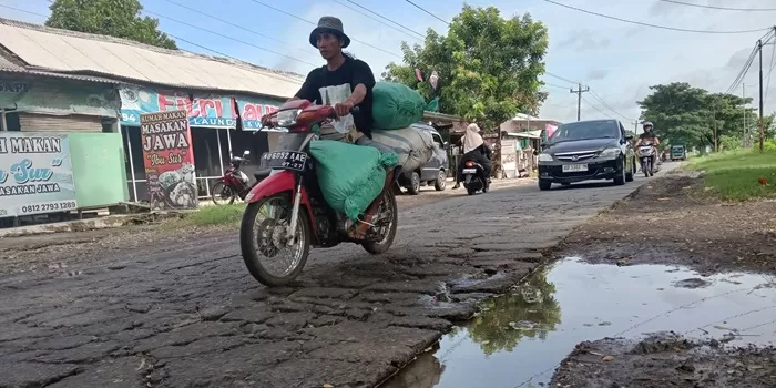Kondisi jalan Sambirejo-Brumbung Sragen yang rusak dan menggenang. (foto:said masykuri) 