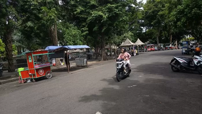 Persiapan buka PKL alun alun kota (foto:Abdul Alim) 