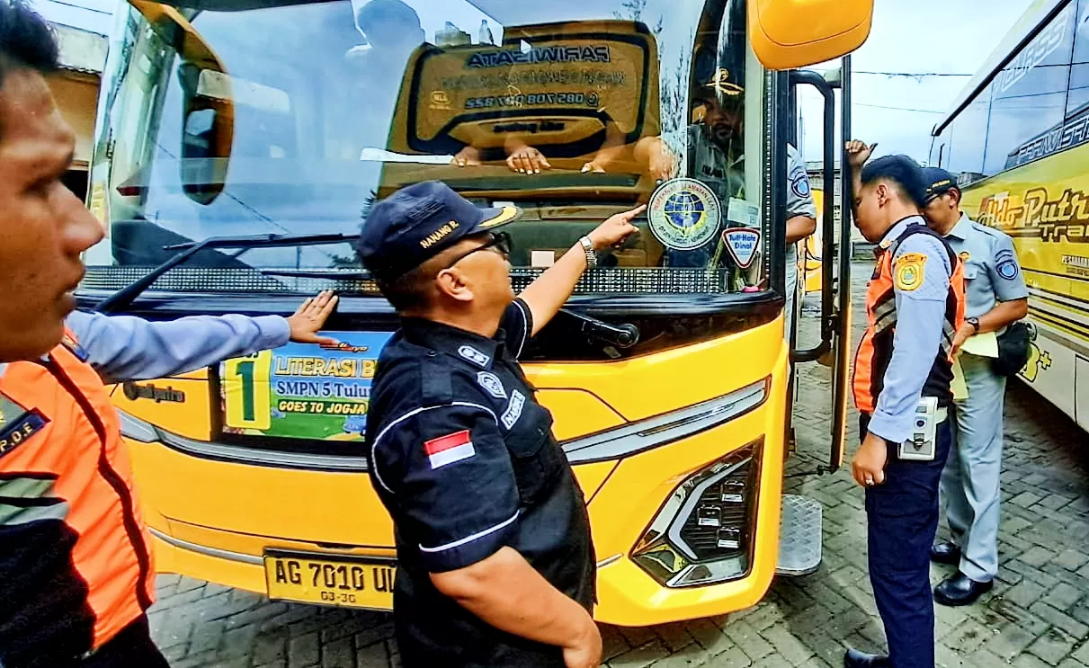 Petugas Dishub dan Polres Bantul melakukan  Ramp Check . (Judiman)