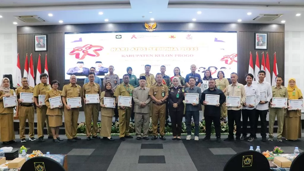 Peringatan Hari AIDS Sedunia 2025 kerjasama KPA dan Dinkes Kulonprogo diwarnai pemberian penghargaan. Nampak para penerima penghargaan foto bersama Wabup Kulonprogo, Ambar Purwoko. (Ist)