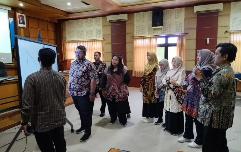 Para murid kini dapat menikmati pembelajaran yang lebih menarik dan interaktif berkat hadirnya papan interaktif digital (PID) atau smartboard (Dok. BPMP)