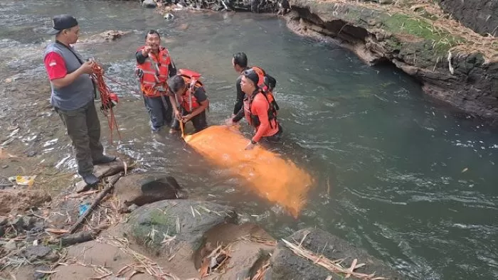 Evakuasi jenazah pemancing (Dok Basarnas Yogyakarta)