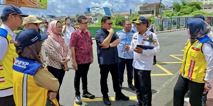 DWS saat tinjau jembatan Kewek. (Harminanto)  