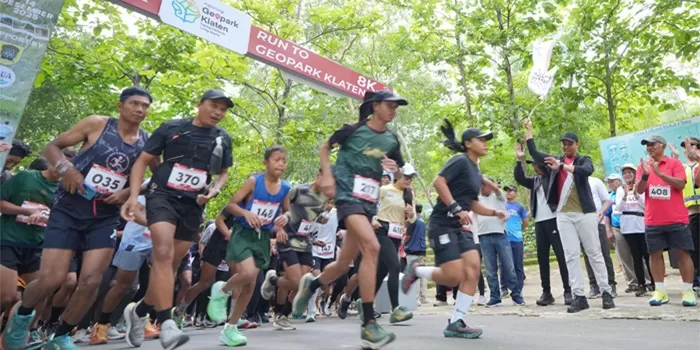  Wabup Klaten melepas peserta Run to Geopark. 
