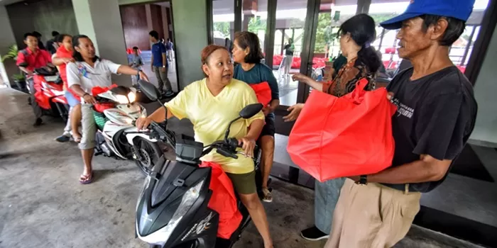  Jemaat Gereja St Theresia Bongsari Semarang sibuk distribusikan sembako tebus murah ke warga pra sejahtera.