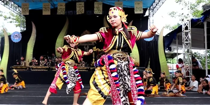 Seniman mementaskan kesenian.