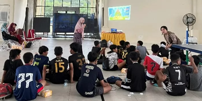 Dosen Unriyo memberikan edukasi tentang pengaturan makan bagi atlet junior. (Istimewa)
