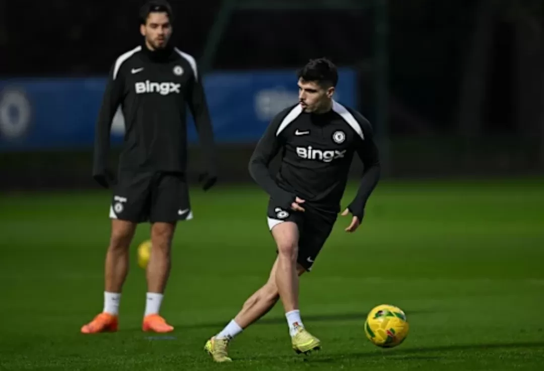Gelandang Chelsea, Pedro Neto, tengah berlatih jelang laga kontra Cardiff City (Foto: Chelsea).  