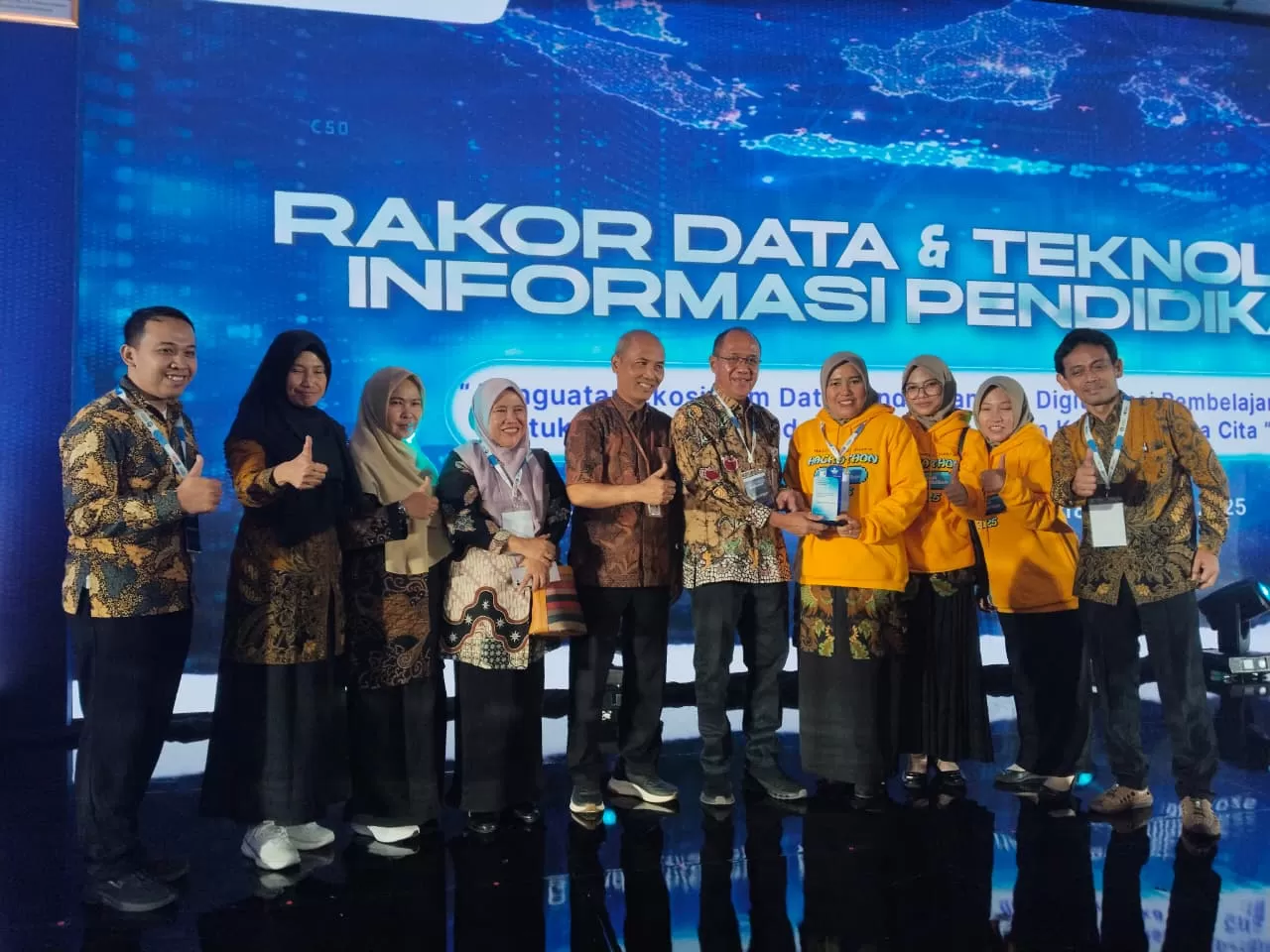 Bupati Banyumas Sadewo Tri Lastiono menerima penghargaan Kementerian Pendidikan Dasar dan Menengah (Kemendikdasmen)(Foto: Ist) 