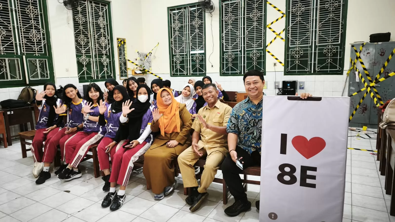  Pengawas Sekolah, Kepala Sekolah, Ketua FOS Kelas VIII bersama siswa menonton film di kelas. (Istimewa)