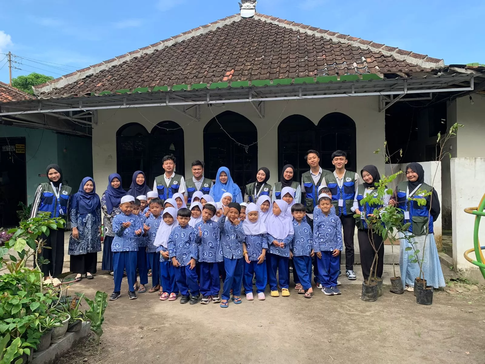 Mahasiswa KKNM UNY Dusun Sumber  Ajarkan Siswa Tanam Pohon.  (Istimewa )