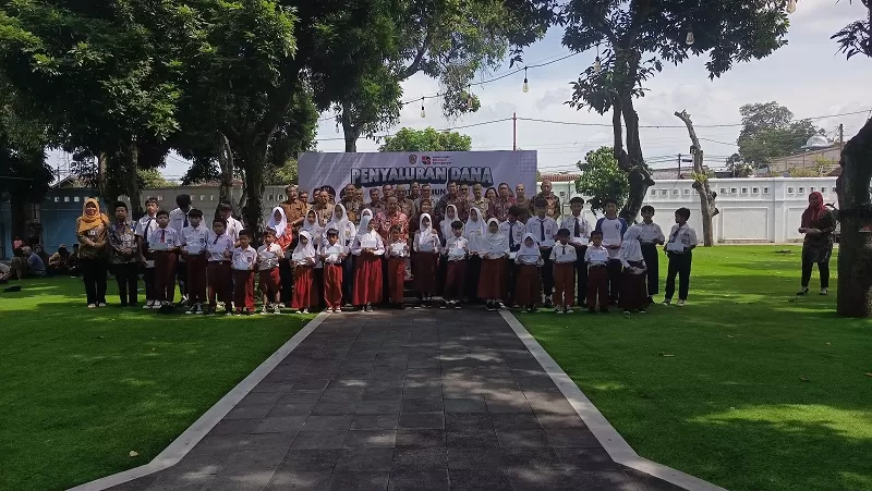 Anak dan ortu asuh di program LGNOTA Karanganyar (foto:Abdul Alim) 