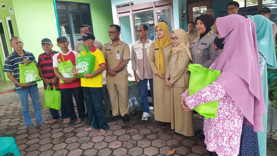 Penyerahan santunan bagi warga di sekitar Balai Wartawan Jalan Urip Sumoharjo, Purworejo dalam tasyakuran 10 tahun Pewarta Purworejo. (Hendri Utomo)