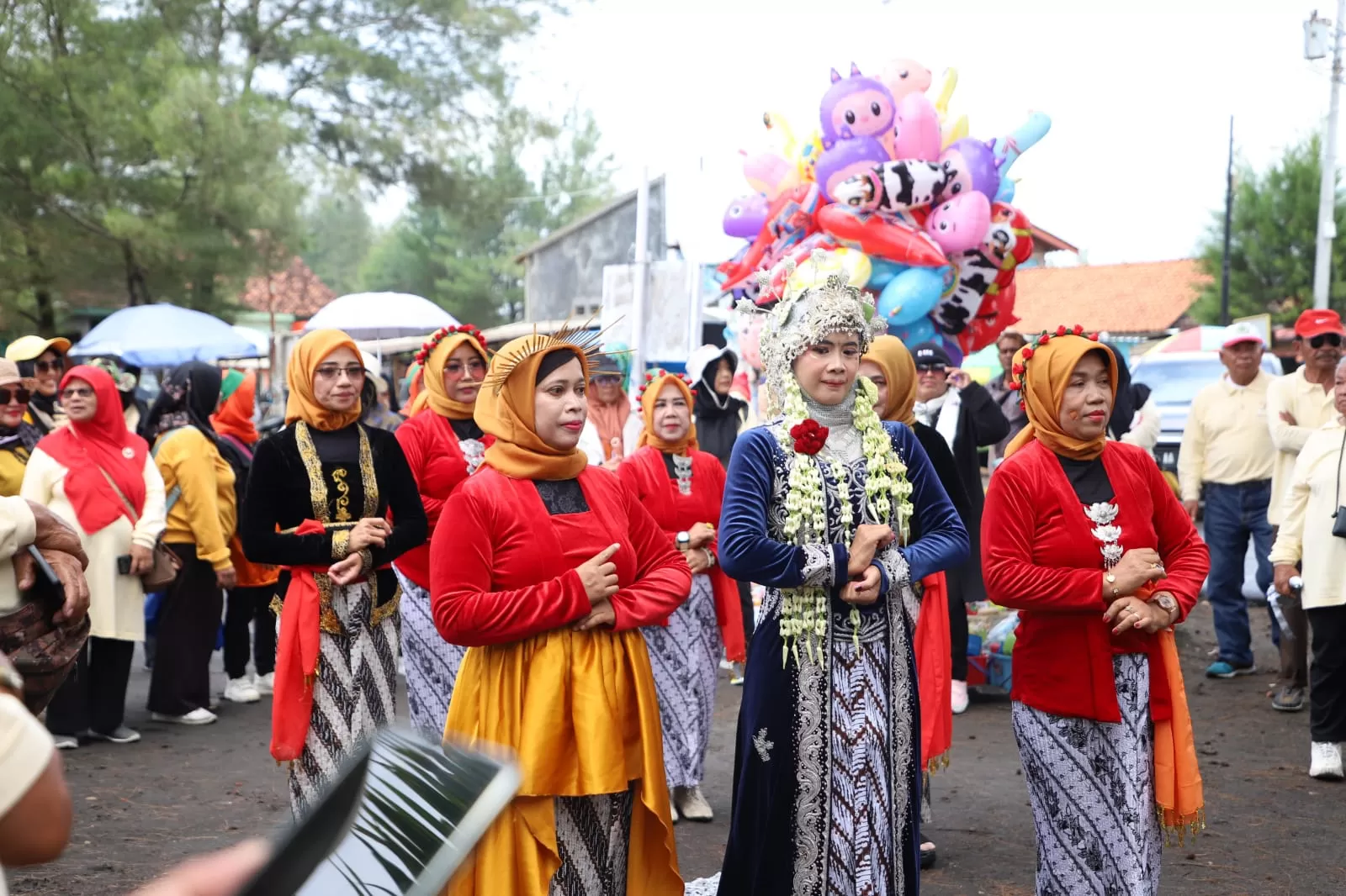 Ratusan anggota Paguyuban Irama Jalan Kaki (Irjaki) Kabupaten Wonosobo foto bersama dengan Bupati Purworejo Hj Yuli Hastuti SH di Pantai Dewaruci, Desa Jatimalang, Kecamatan Purwodadi (Ist)