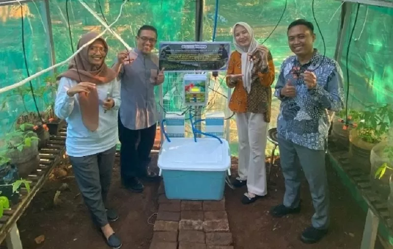 Tim Polines bersama peralatannya