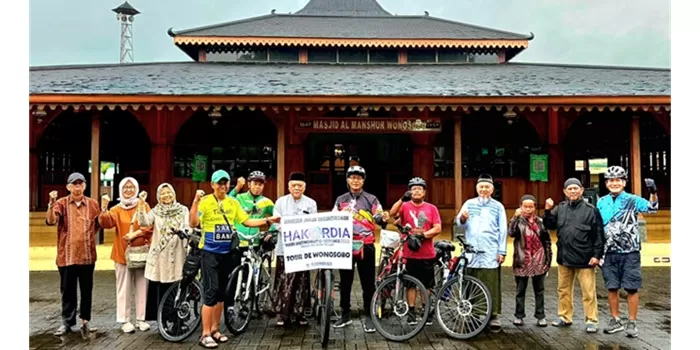 Lima awak Tour de Wonosobo menemui dan berdialog dengan jamaah Masjid Al Manshur Wonosobo dan mendapat motivasi dari KH Chaidar Idris untuk meneruskan perjuangan.