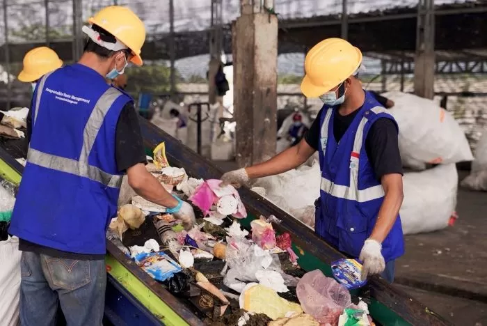 Aktivitas pemilahan sampah di RPM Jatiwaringin (Istimewa)