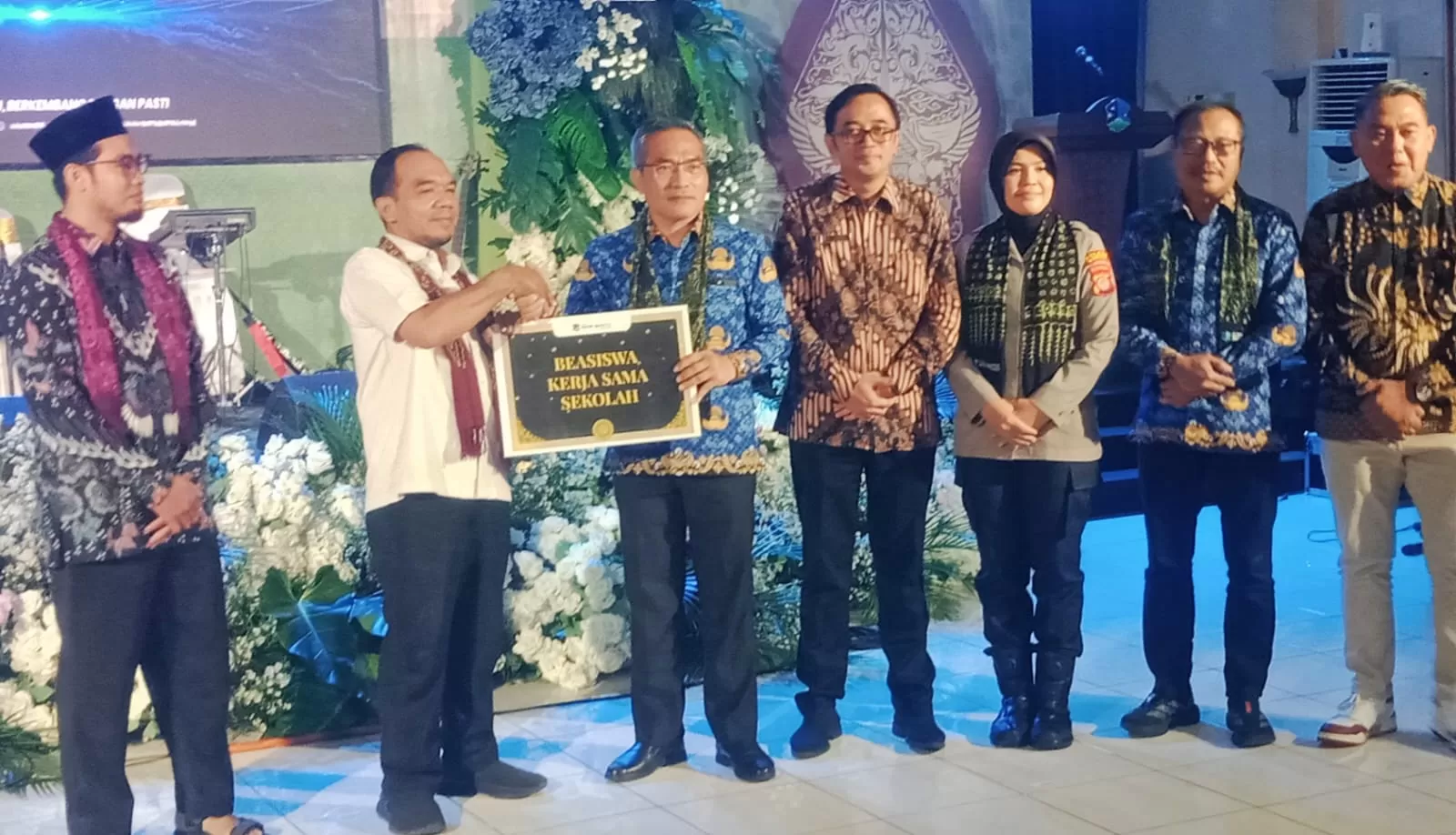 Penyerahan bea siswa kepada siswa berprestasi (Judiman)