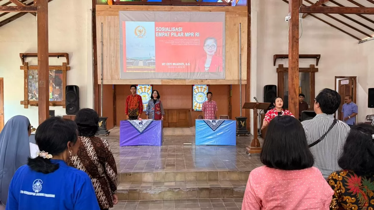 Esti Wijayati dalam kegiatan Sosialisasi Empat Pilar MPR RI yang digelar pada Rabu (17/12/2025). Kegiatan ini diikuti para tokoh umat Katolik dari tiga paroki di Kabupaten Gunungkidul. (Foto Istimewa)